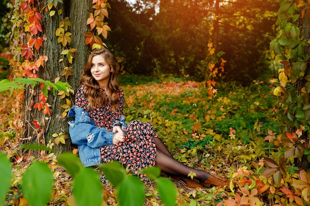 Entzückende Dame, die sonnigen Herbsttag genießt