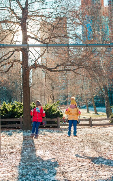 Entzückende kleine Mädchen, die Spaß im Central Park in New York City haben