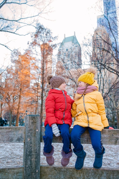 Entzückende kleine Mädchen haben Spaß im Central Park in New York City