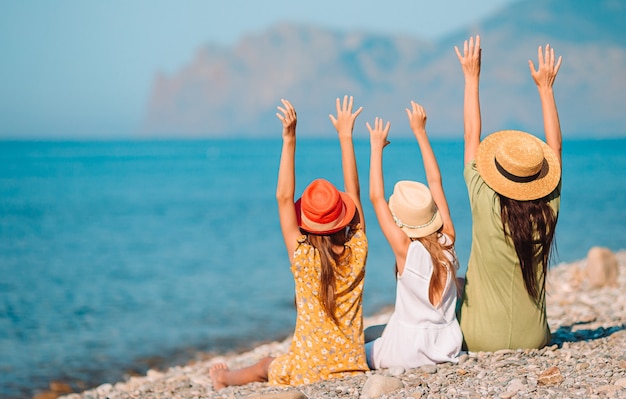 Entzückende kleine Mädchen und junge Mutter am tropischen weißen Strand