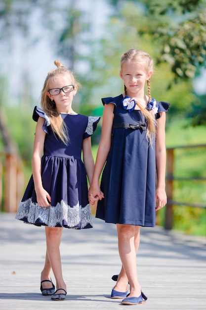 Entzückende kleine Schulmädchen draußen am warmen September-Tag. Zurück zur Schule.