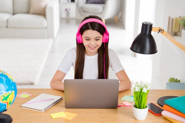 entzückende kleine Schulmädchen Fernstudium Fernstudium virtueller Laptop lernen