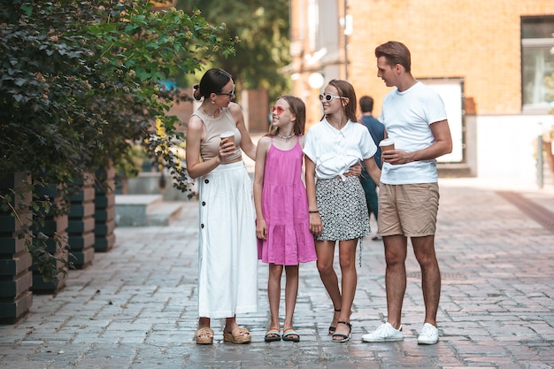 Entzückende vierköpfige Familie in der Stadt an einem schönen Frühlingstag?