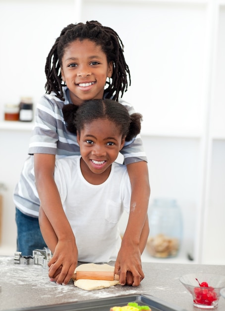 Entzückender Bruder und Schwester, die Kekse kochen