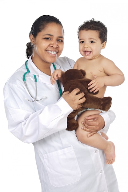 Entzückender doktor mit einem baby in ihren armen a über weißem hintergrund