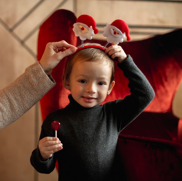 Entzückender Junge bereit für Weihnachten