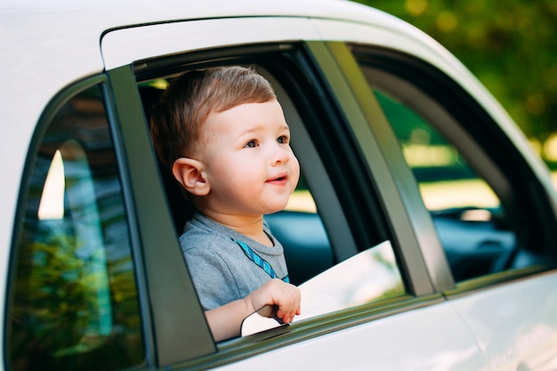 Entzückender kleiner Junge im Auto