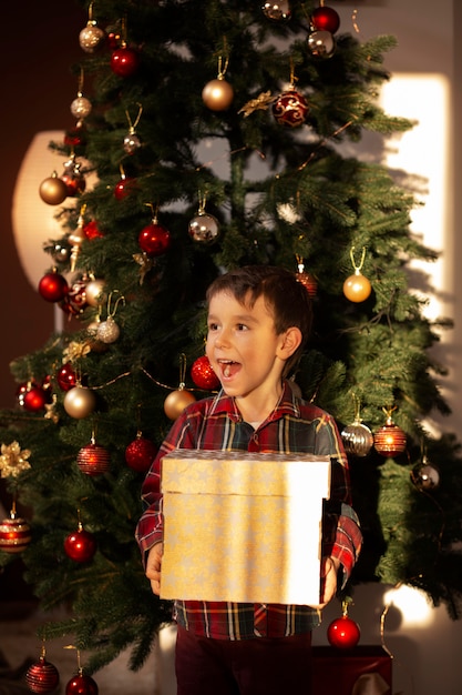 Foto entzückender kleiner junge in der weihnachtsnacht zu hause