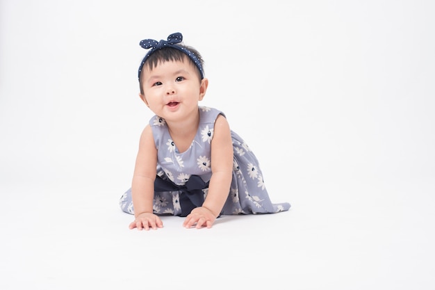 Entzückendes asiatisches Baby ist Porträt auf weißer Wand