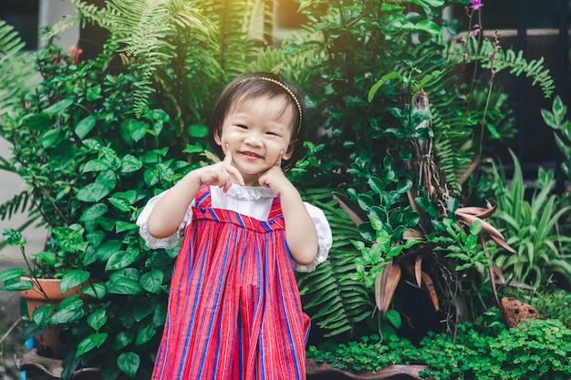 Entzückendes asiatisches Mädchen genießen Garten zu Hause