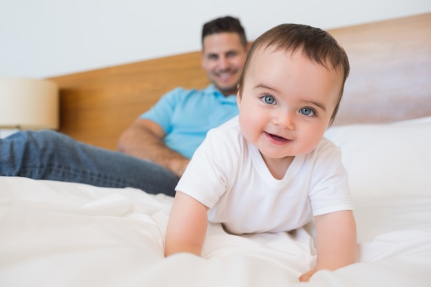 Entzückendes Baby auf Bett