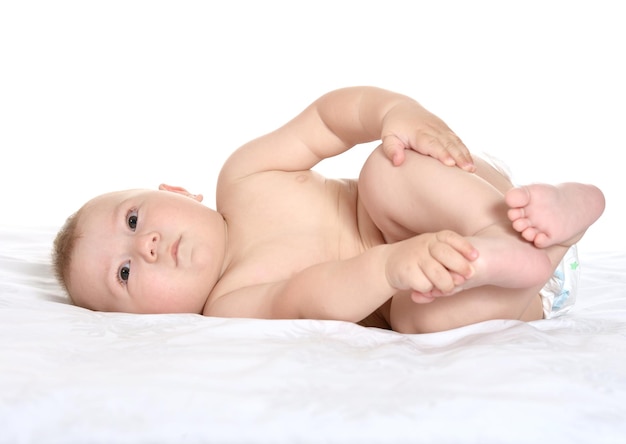Entzückendes Baby auf Decke auf weißem Hintergrund
