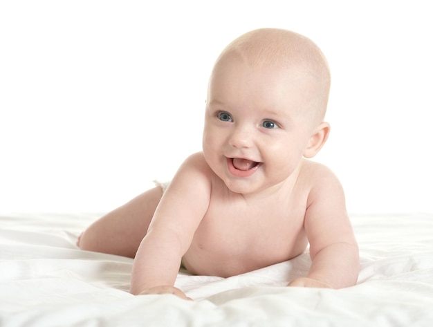 Entzückendes Baby auf Decke auf weißem Hintergrund