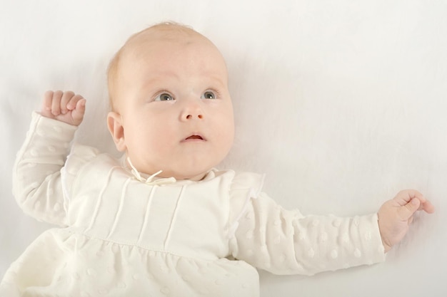 Entzückendes Baby auf Decke auf weißem Hintergrund