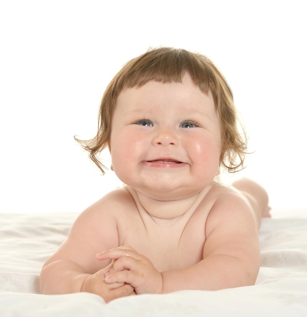 Entzückendes Baby auf Decke auf weißem Hintergrund