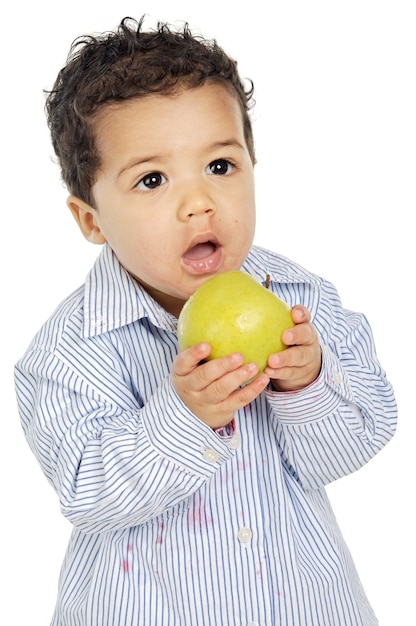 entzückendes Baby, das einen Apfel a über weißem Hintergrund isst