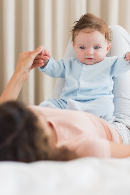 Entzückendes Baby, das mit Mutter spielt