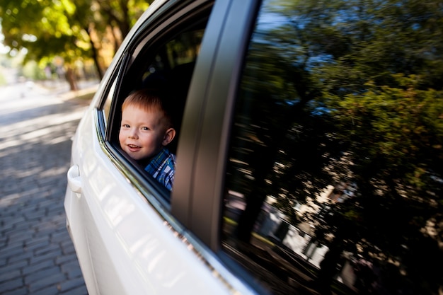 Entzückendes Baby im Auto