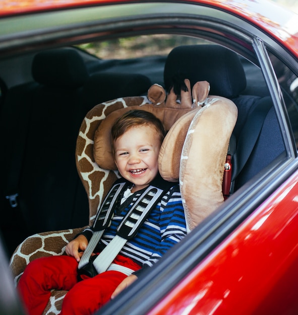 Entzückendes Baby in einem Sicherheitsautositz.