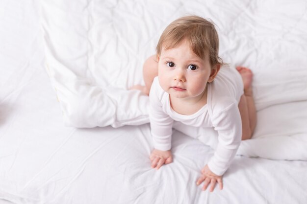 entzückendes baby in weißem hemd und windel auf deckenkarte banner platz für text