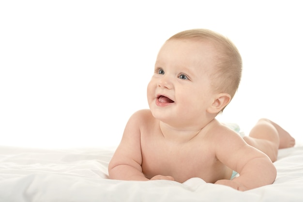 Entzückendes Baby liegt auf einer Decke auf weißem Hintergrund