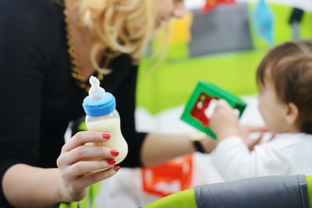 Entzückendes Baby mit Mutter im Bett