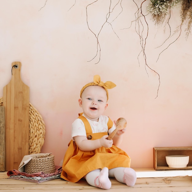 Entzückendes glückliches Babymädchen, das in einem sonnigen Raum spielt Porträt eines glücklichen Kindes zu Hause