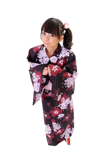 Entzückendes japanisches Mädchen mit Yukata, Porträt in voller Länge lokalisiert auf Weiß.