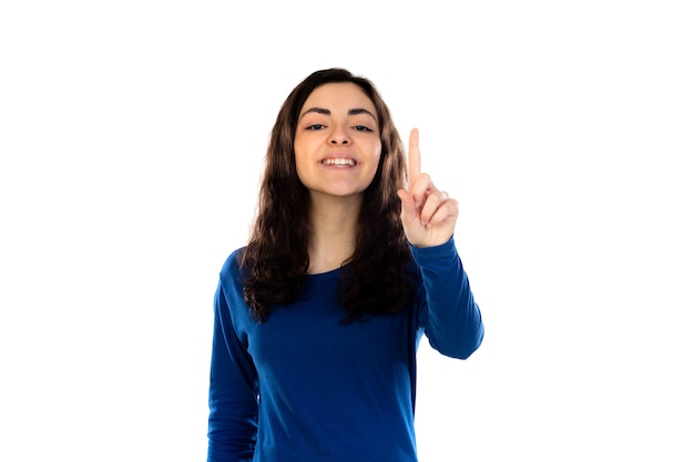 Entzückendes junges Mädchen mit blauem Pullover lokalisiert auf einer weißen Wand