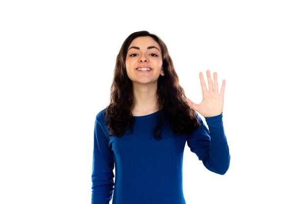 Entzückendes junges Mädchen mit blauem Pullover lokalisiert auf einer weißen Wand