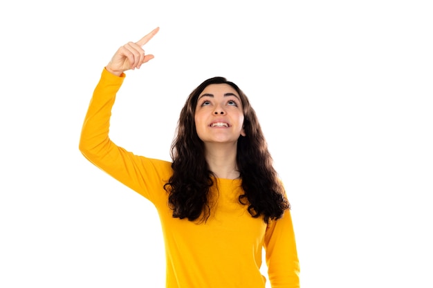Entzückendes junges Mädchen mit gelbem Pullover lokalisiert auf einer weißen Wand