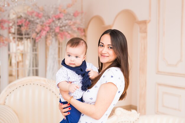 Entzückendes kaukasisches Baby mit seiner Mutter. Porträt eines drei Monate alten Säuglingsjungen