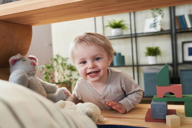 Foto entzückendes kind, das zu hause spielt