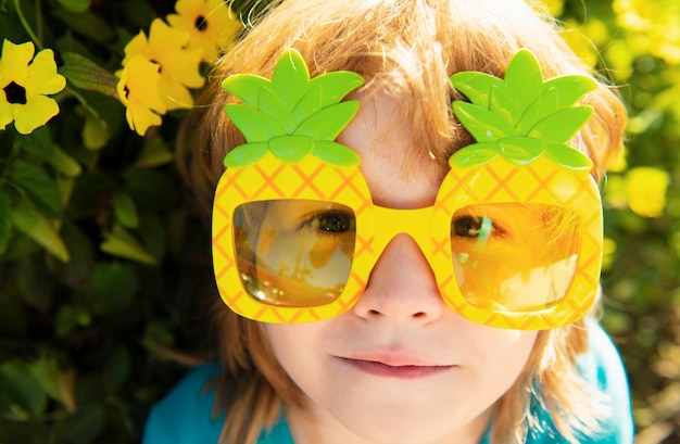 Entzückendes Kind im Sommer mit Ananas-Sonnenbrille Kind am sonnigen Tag im Freien mit Sonnenbrille