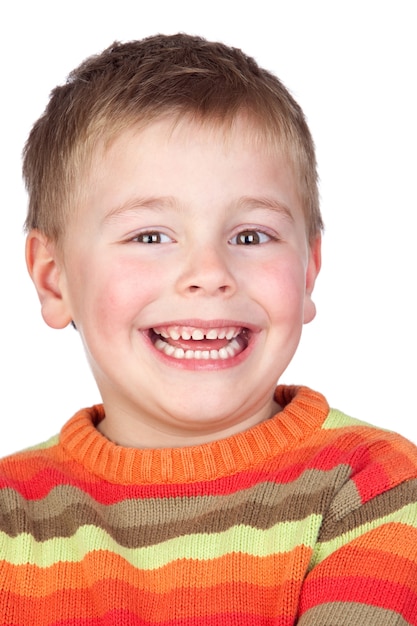 Entzückendes Kind mit dem blonden Haar getrennt auf weißem Hintergrund