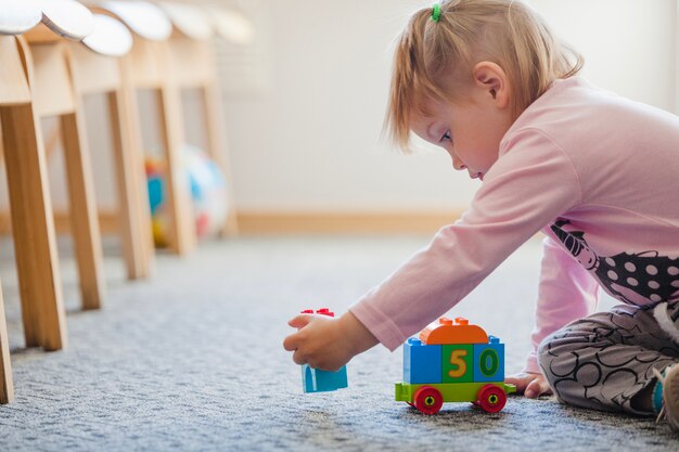 Foto entzückendes kind mit spielzeug