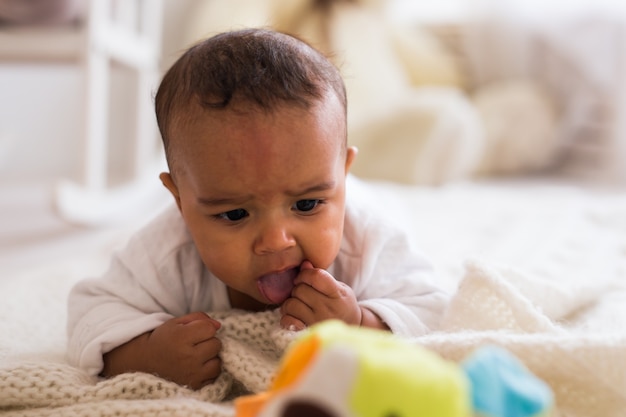 Entzückendes kleines Baby, das lacht