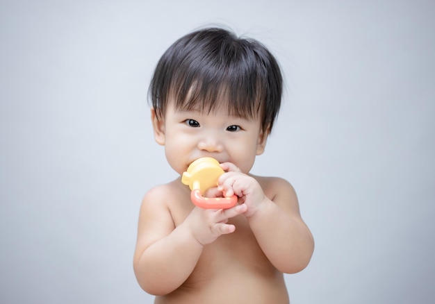 Entzückendes kleines Baby mit Silikonfrucht