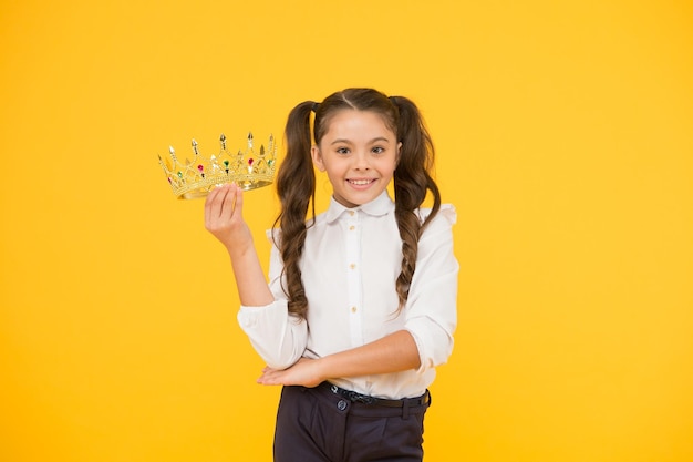 Entzückendes kleines Kind gekröntes Meistermädchen Glückliche kleine Gewinnerkrönung Schöne Prinzessin Einfach das beste Prinzessinnenleben Symbol des Luxus Kleine Prinzessin Königin der Klasse Schulwettbewerbe Konzept