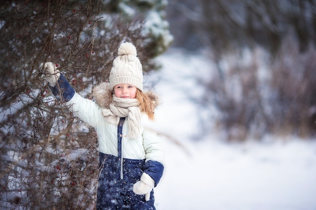 Entzückendes kleines Mädchen am gefrorenen Wintertag draußen
