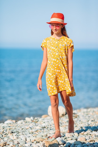 Entzückendes kleines Mädchen am Strand während der Sommerferien