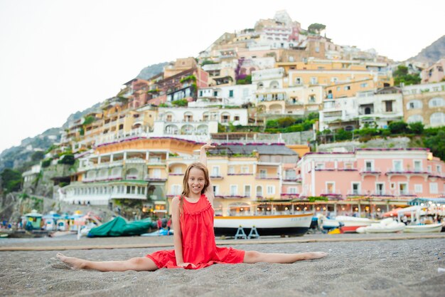 Entzückendes kleines Mädchen am warmen und sonnigen Sommertag in Positano-Stadt in Italien