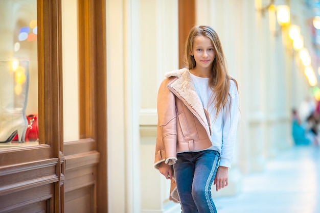 Entzückendes kleines Mädchen auf dem Einkauf im Mall