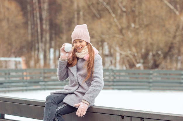 Entzückendes kleines Mädchen, das auf die Eisbahn eisläuft