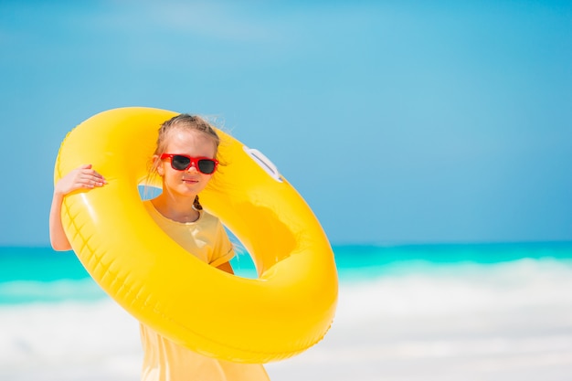 Entzückendes kleines Mädchen, das Spaß am Strand hat