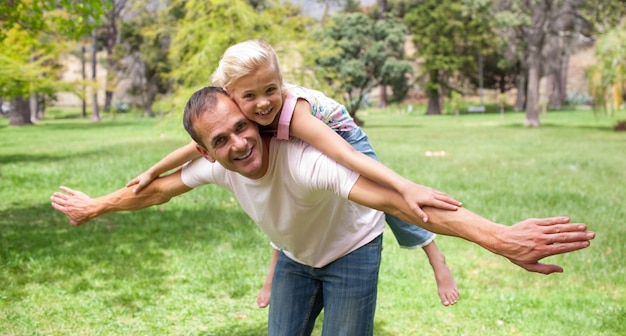 Entzückendes kleines Mädchen, das Spaß mit ihrem Vater hat