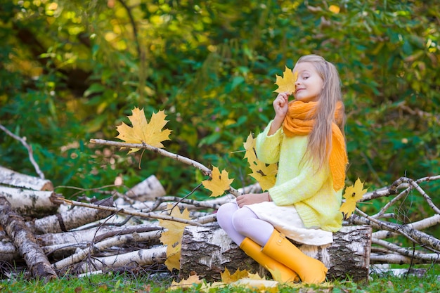 Entzückendes kleines Mädchen draußen am schönen Herbsttag