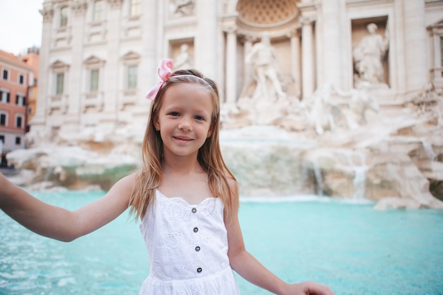 Entzückendes kleines Mädchen Hintergrund Trevi-Brunnen Rom Italien