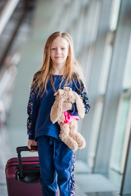 Entzückendes kleines Mädchen im Flughafen Innen bevor dem Einsteigen