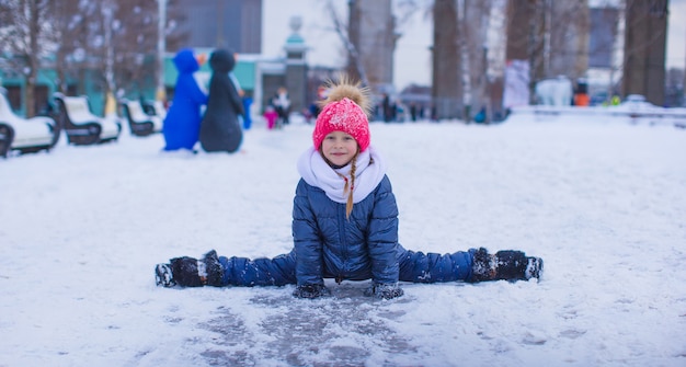 Entzückendes kleines Mädchen im Freien im Park am Wintertag